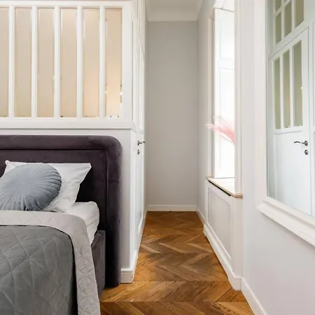 アパート Silverton Deluxe Renovated Center ワルシャワ